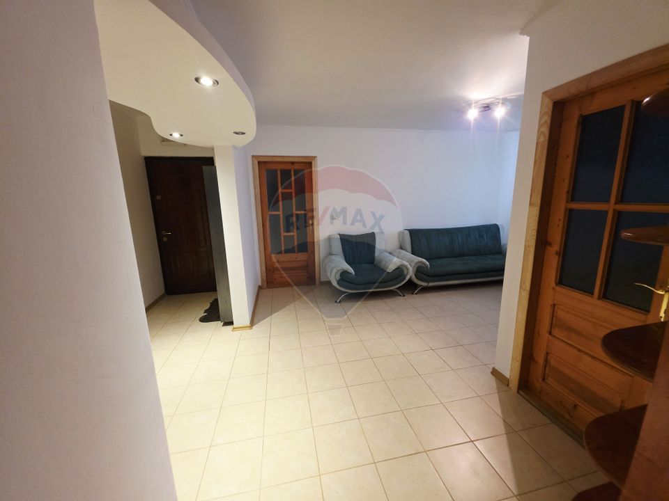 Apartament cu 4 camere de vânzare în zona Calea Romanului