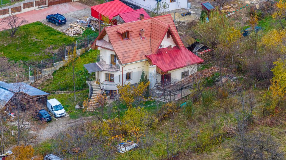 Casă / Vilă cu 6 camere de vânzare in Tarlungeni