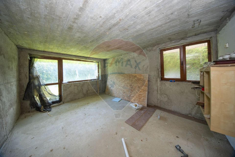 Casă / Vilă cu 8 camere / 7 bai de vânzare, Moieciu de Jos