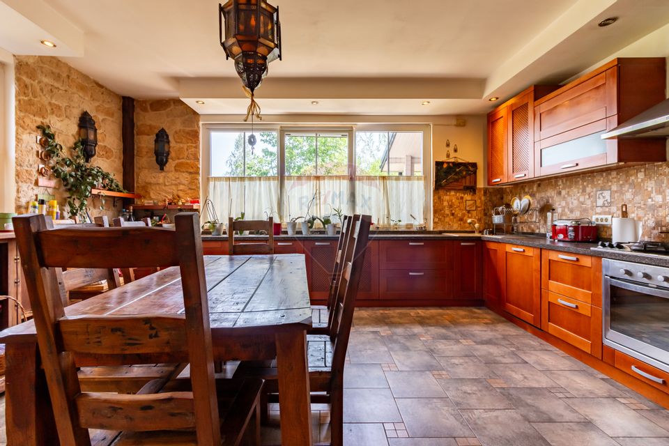 8 room House / Villa for sale