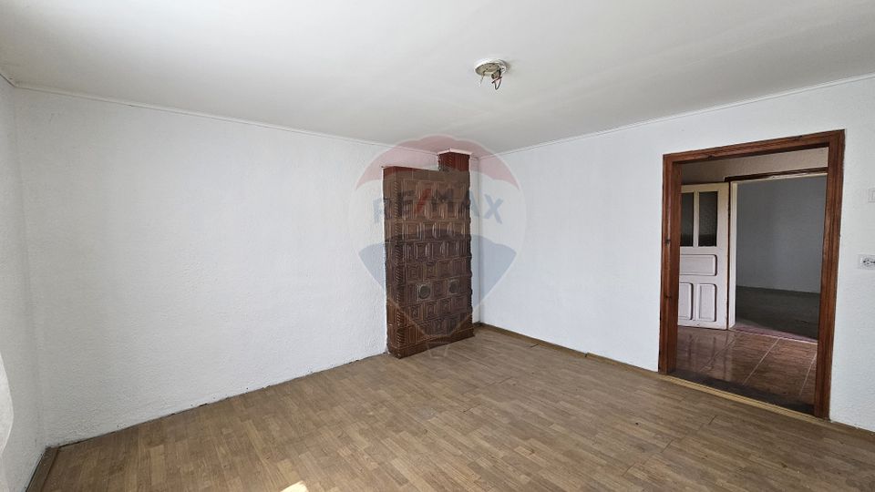 Casă  cu 3 camere, teren intravilan de 1300mp în Ipotești Tișăuți, SV