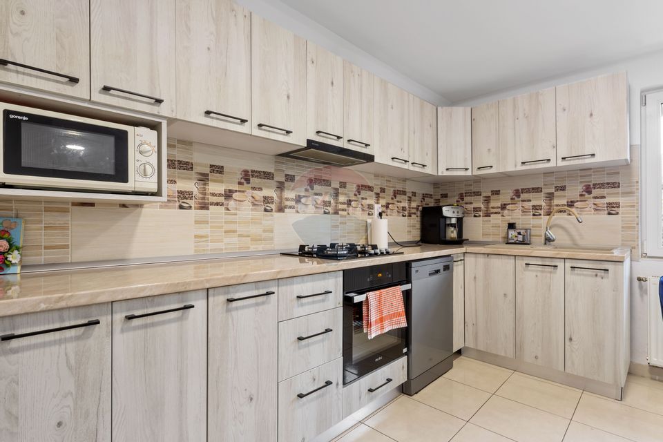 Apartament cu 3 camere la casa de vanzare in Bujac