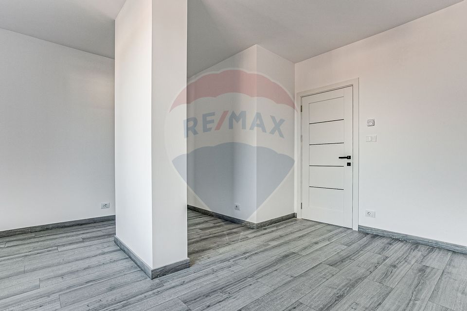 Apartament modern cu 3 camere de închiriat în zonă centrală