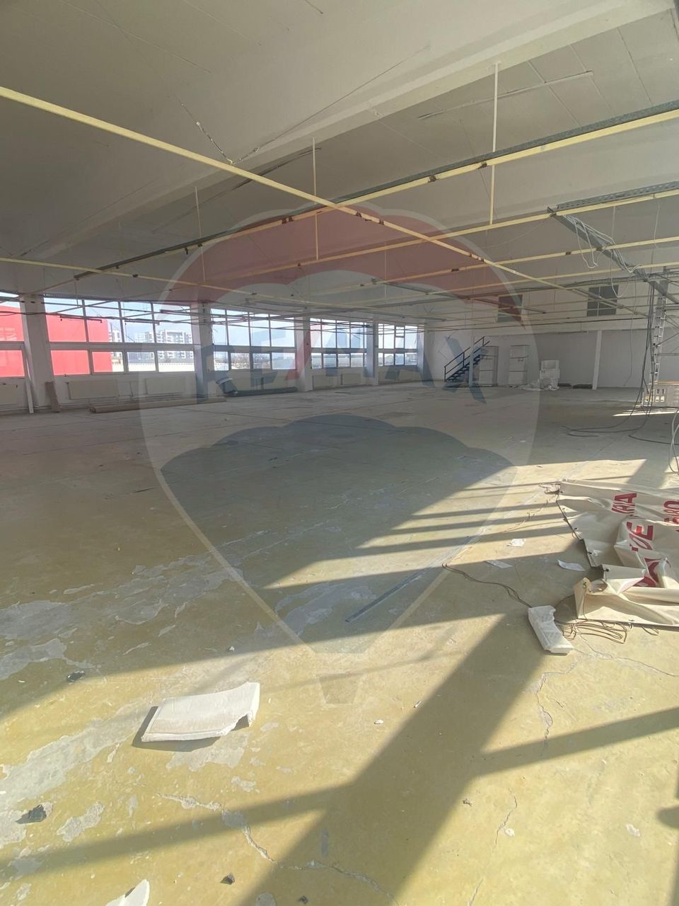 DE INCHIRIAT Spații comerciale intre 190-1500 mp în Sectorul 1