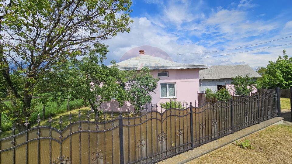 Casă  cu 3 camere, teren intravilan de 1300mp în Ipotești Tișăuți, SV