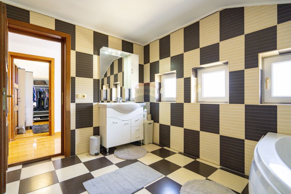 6 room House / Villa for sale