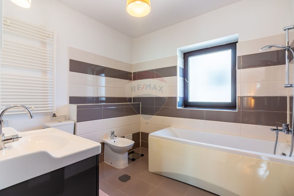 Villa for sale at the entrance to Mogosoaia, between two forests, lake