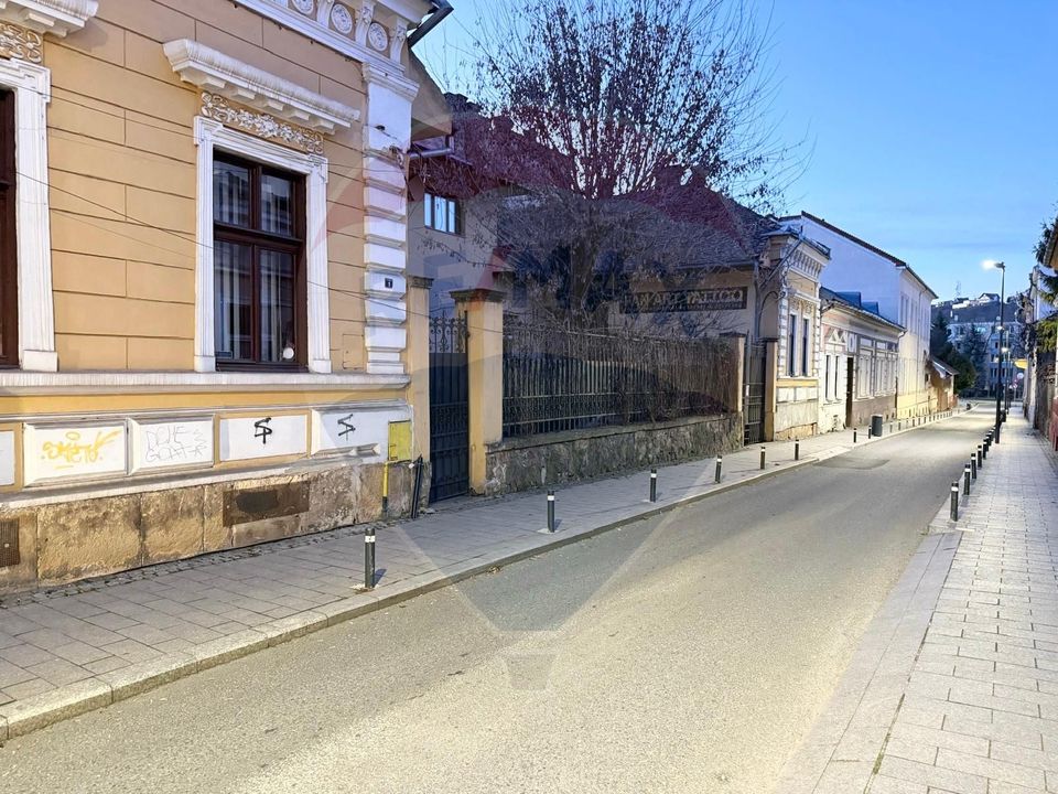 Apartament 4 camere, pe 2 niveluri si curte comuna în Centru