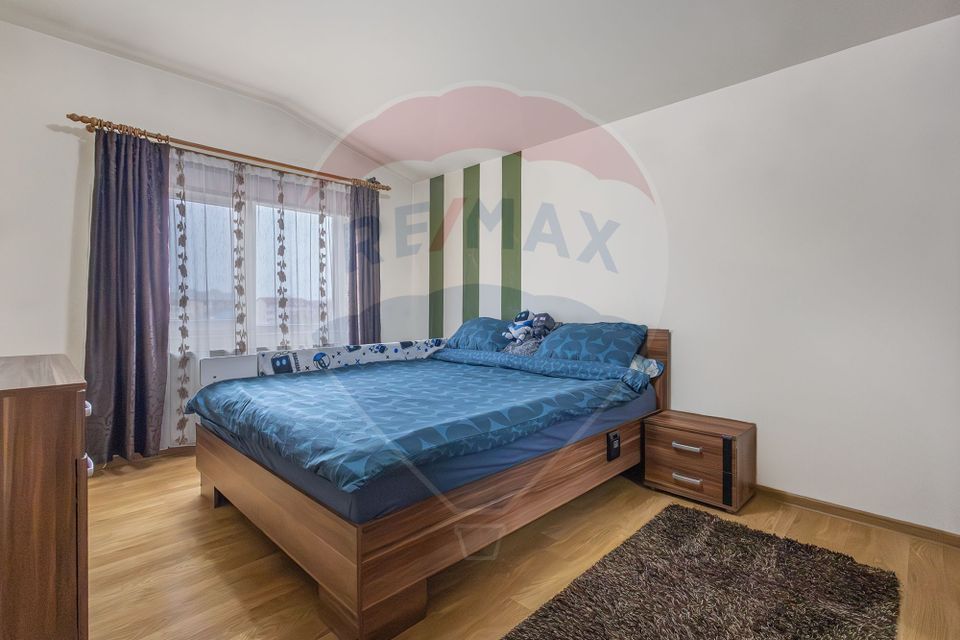 Apartament cu 3 camere de vânzare în zona Dambovita