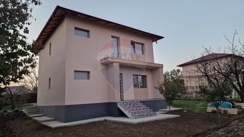 Casă/Vilă la Cheie, 5 Camere 600mp teren de Vânzare, Tomești-Chicerea