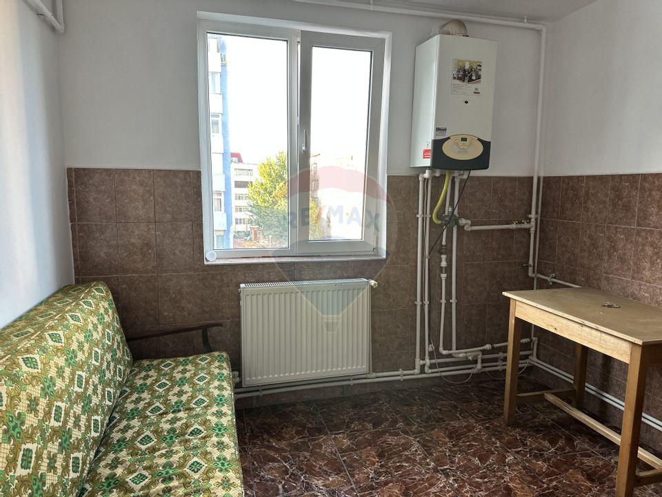 Apartament cu 4 camere de vânzare Roman central