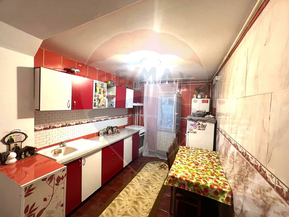 Apartament de vânzare cu 2 camere semidecomandate în zona Ura