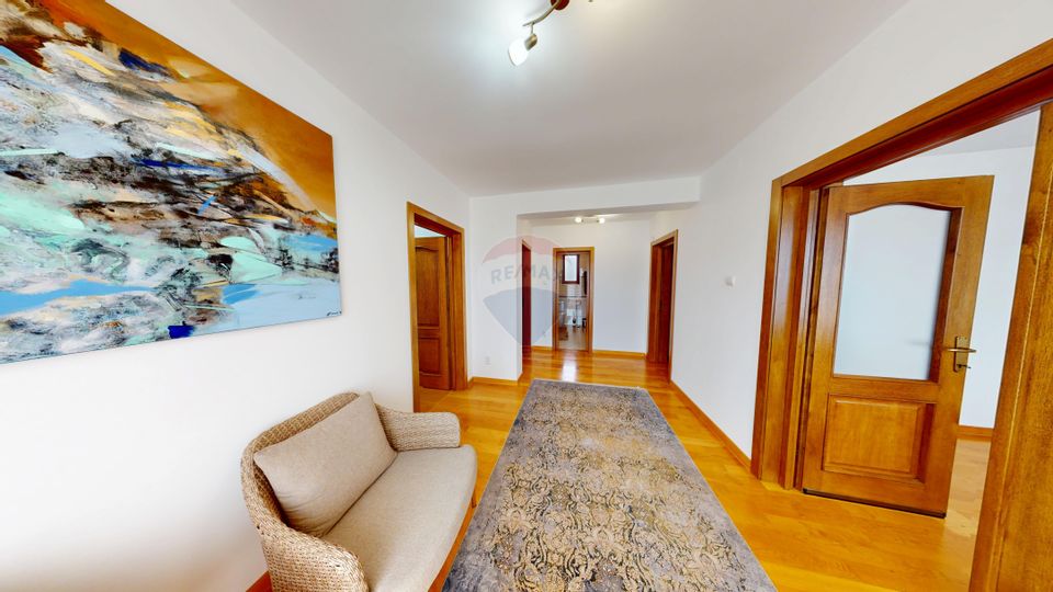 Casă / Vilă de Lux cu 5 camere de vânzare