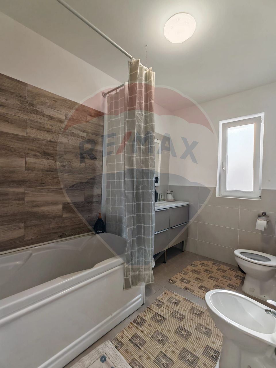 Casă / Vilă cu 4 camere de închiriat