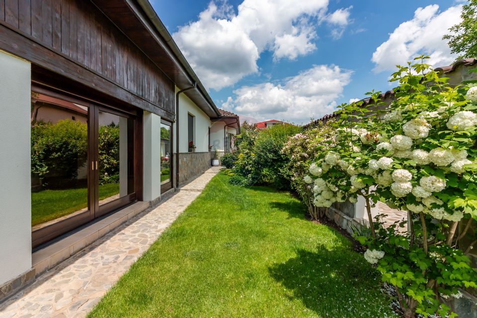 Vilă + casă de oaspeți + casă angajați | 12 camere | 530mp | Mogoșoaia