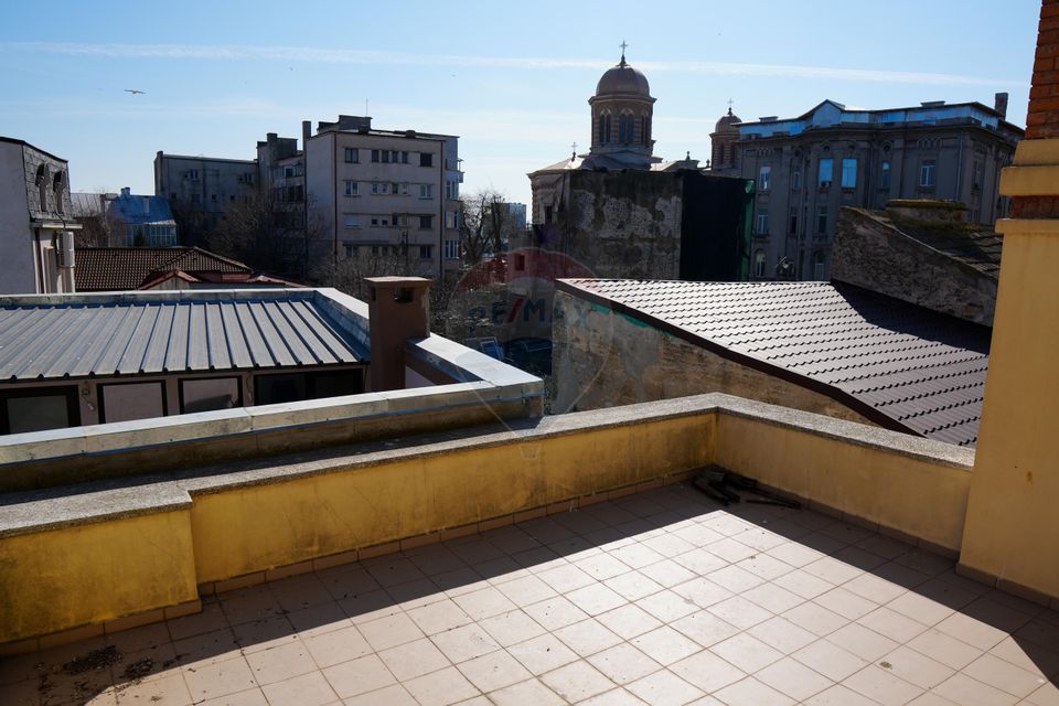 Vila cu 18 camere de vanzare in zona Peninsula