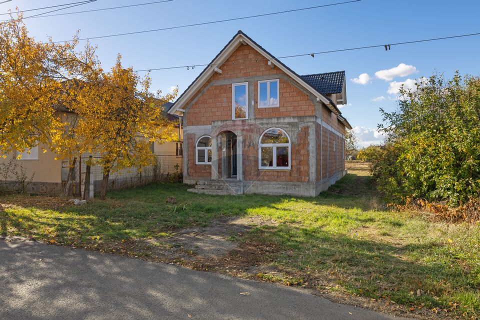 Casă la roșu cu teren generos, 500 mp, situată pe strada Ostașului