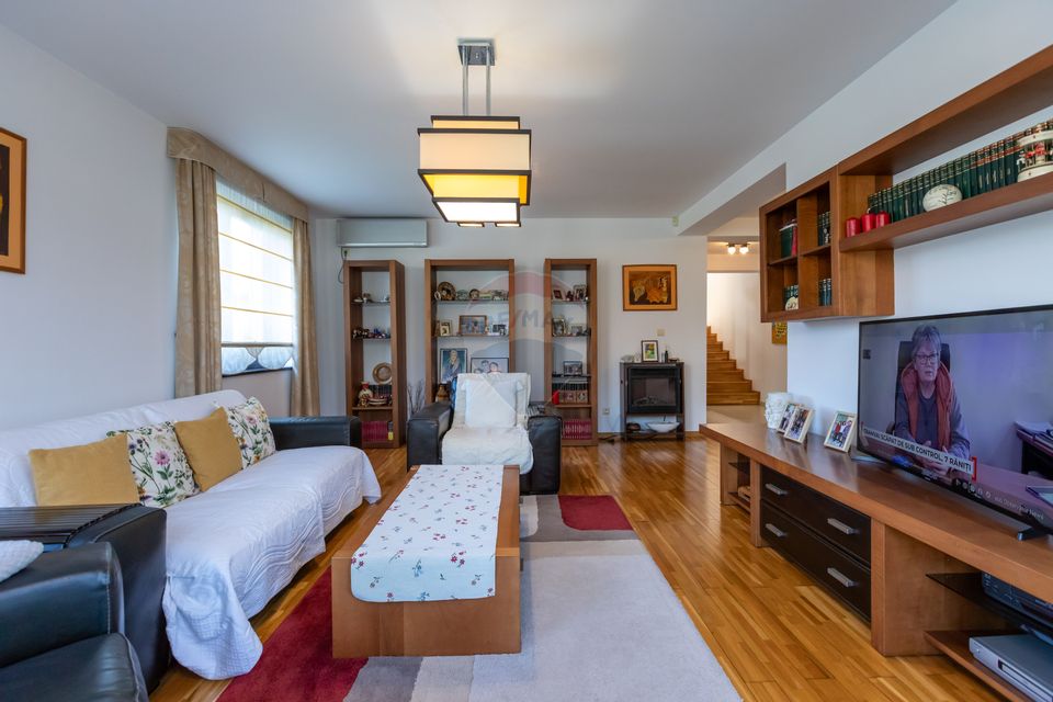 Vilă cu 7 camere de vânzare în zona Centrală Orașul  BUHUȘI