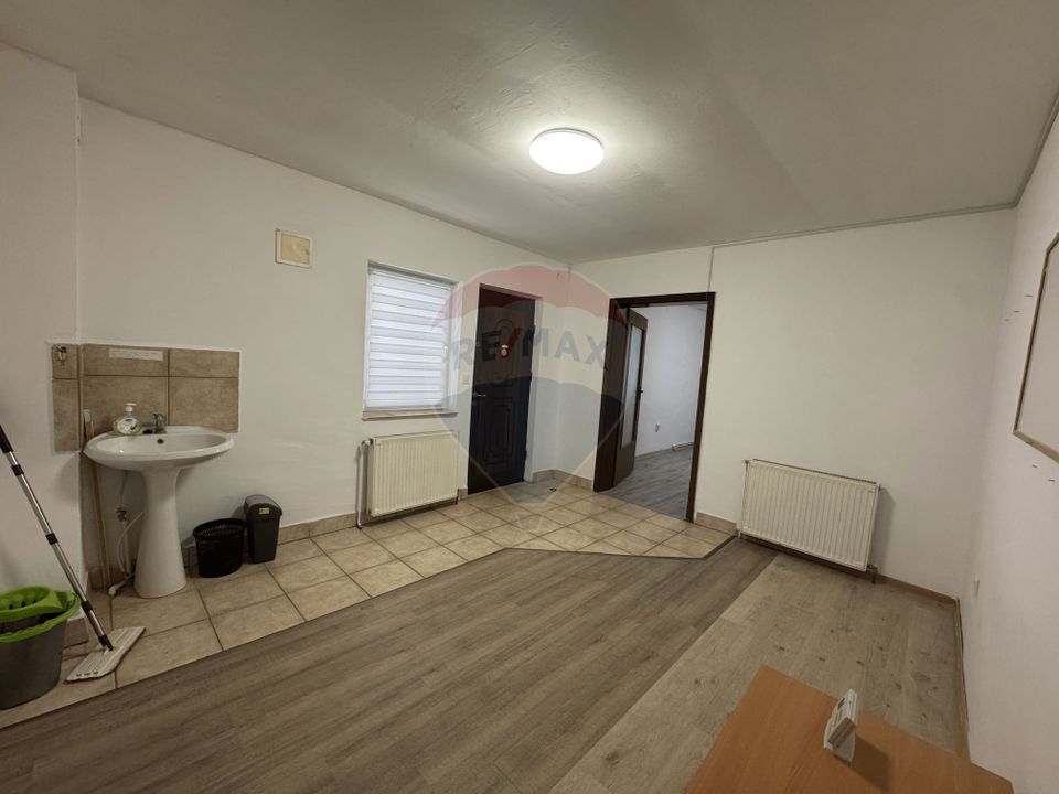 30sq.m Commercial Space for rent, 13 Decembrie area