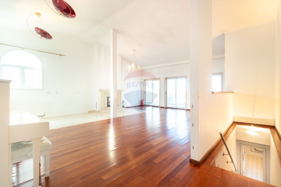 Vanzare Vila 5 camere cu semineu, piscina si priveliste lac piscicol