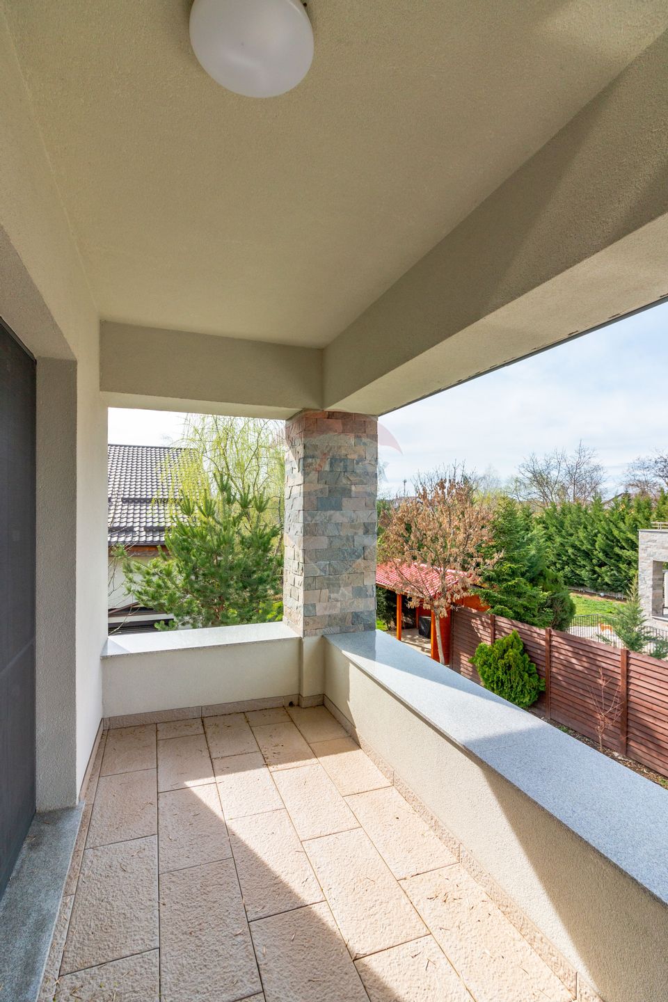 Villa in Corbeanca, near the lake, adjacent forest, blue lagoon