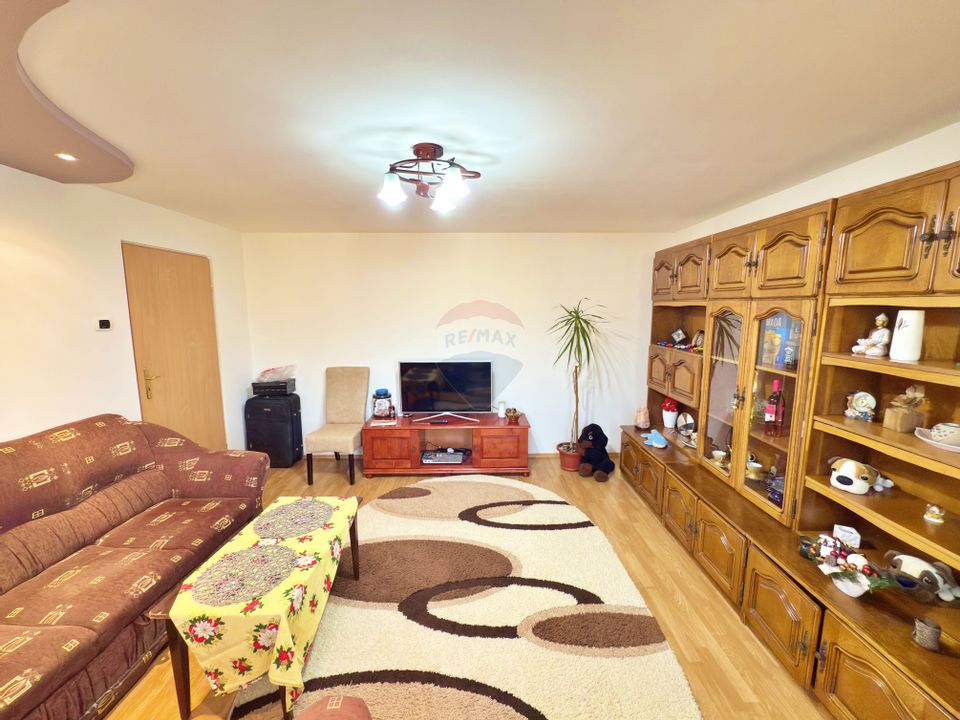 Apartament cu 3 camere de vânzare în zona Micalaca