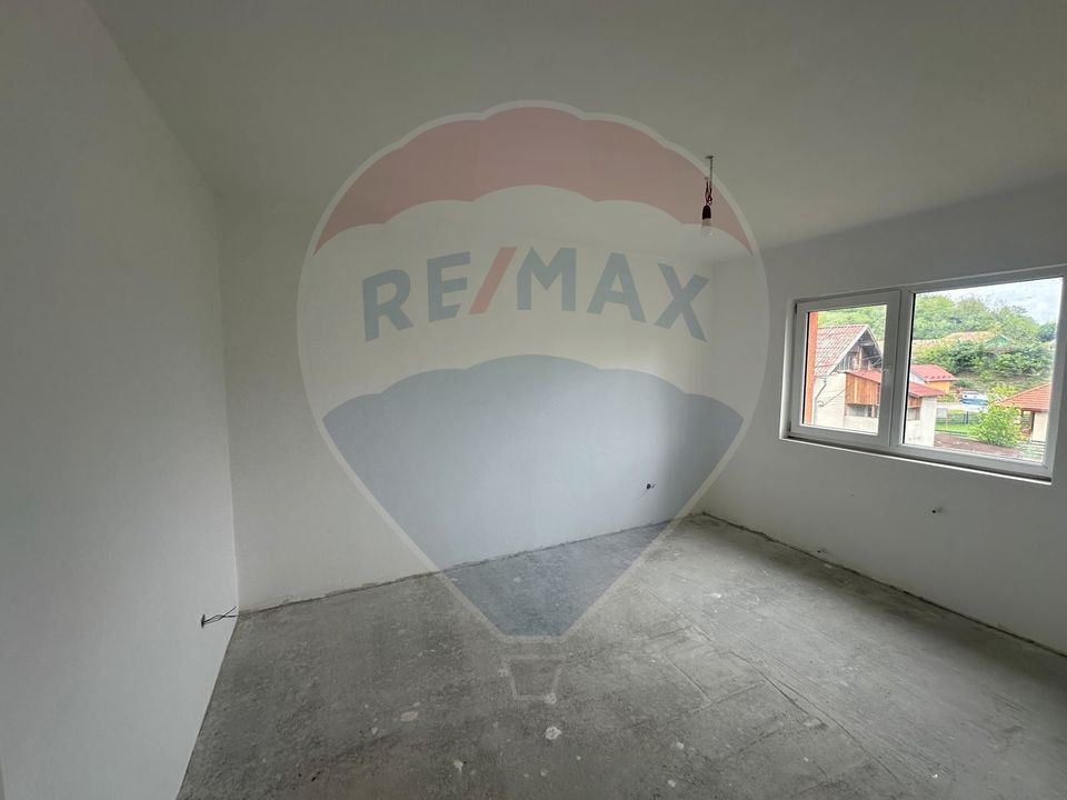 Apartament  de vânzare cu 3 camere, în apropiere de Băile Cojocna