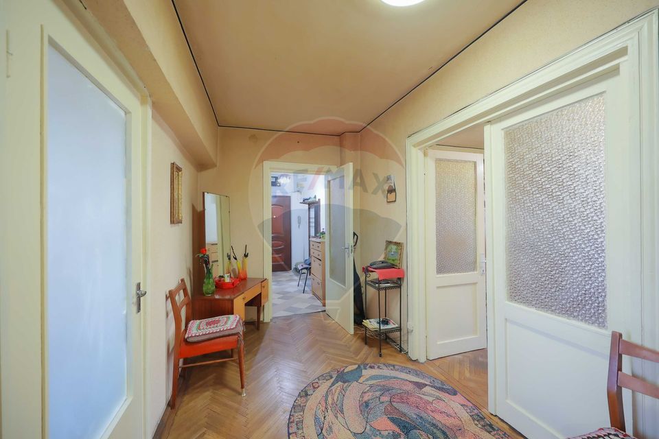 Apartament cu 4 camere de vânzare în zona Dacia