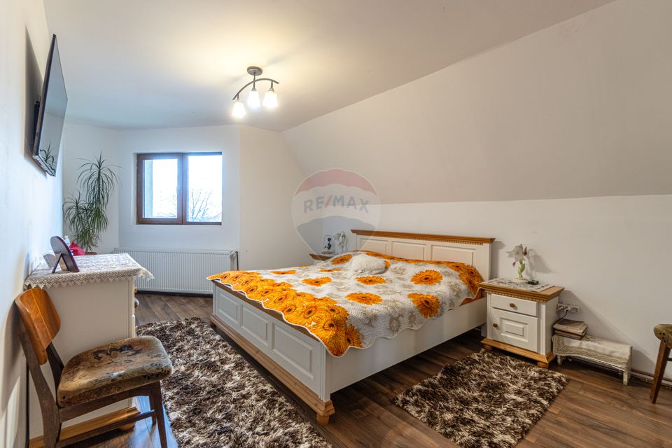 Casă / Vilă cu 6 camere de vânzare in Tarlungeni