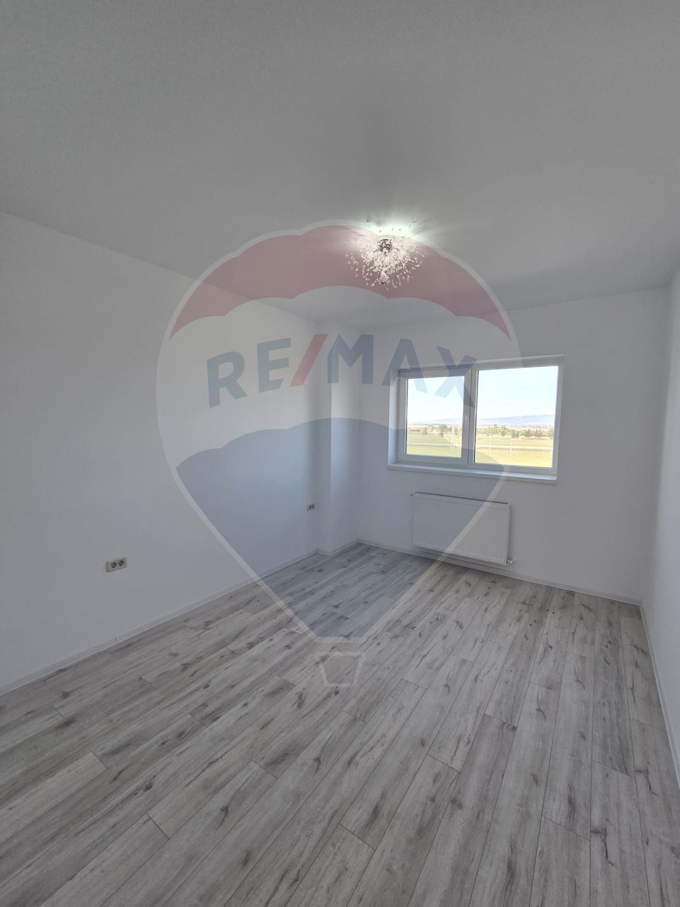 Apartament cu 3 camere de închiriat în zona Tractorul