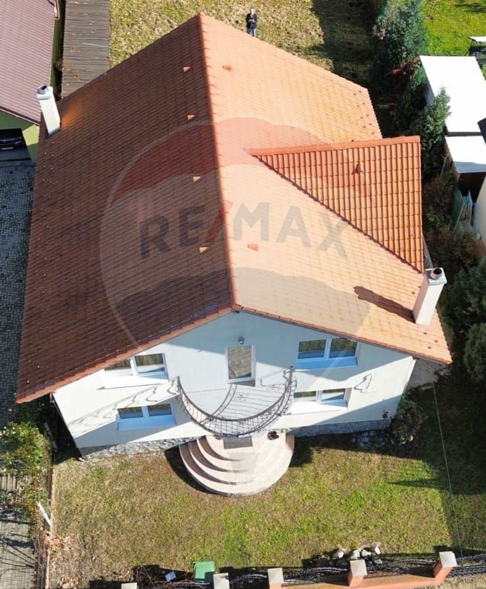 Casă / Vilă cu 5 camere de vânzare