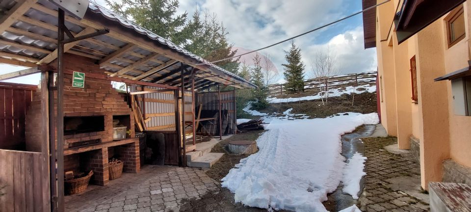Casa de vacanță  la Păltiniș, 1.150 mp teren, 14 locuri de cazare