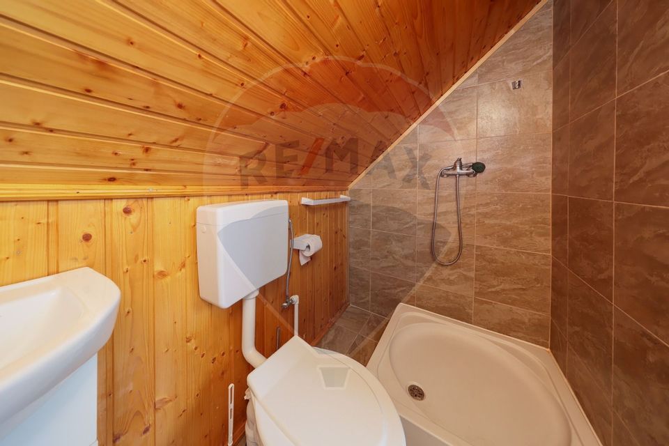 Casă cu 3 camere de vânzare în zona Schei