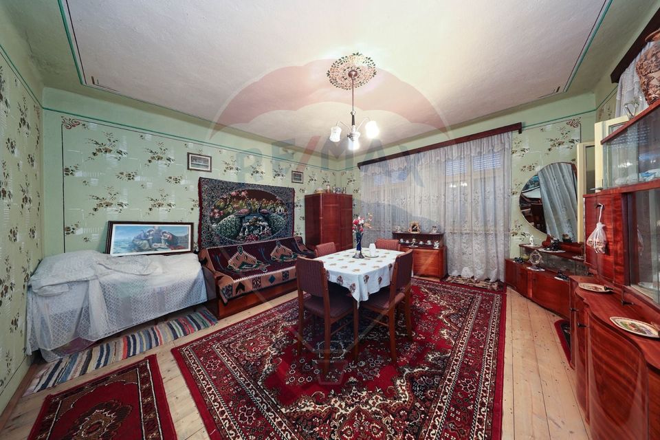 Casă de vacanta, cu annexe si pomi fructiferi, Ungra!