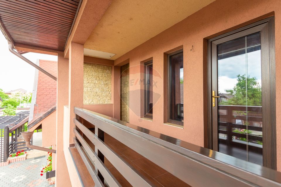 10 room House / Villa for sale, Serbanesti area