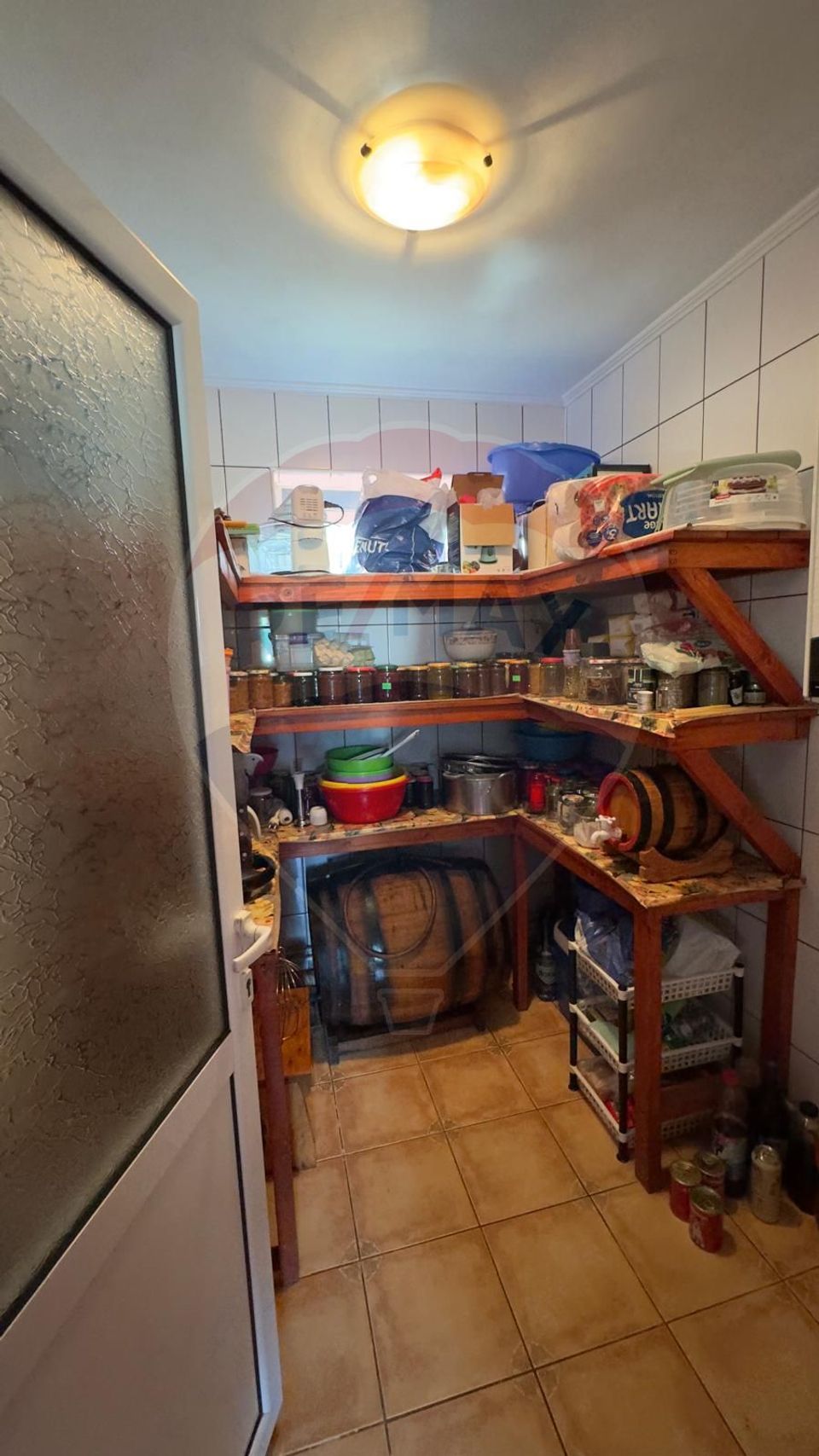 De vânzare 2 Corpuri de Casa si Teren 1388 mp in Geamăna, Bradu