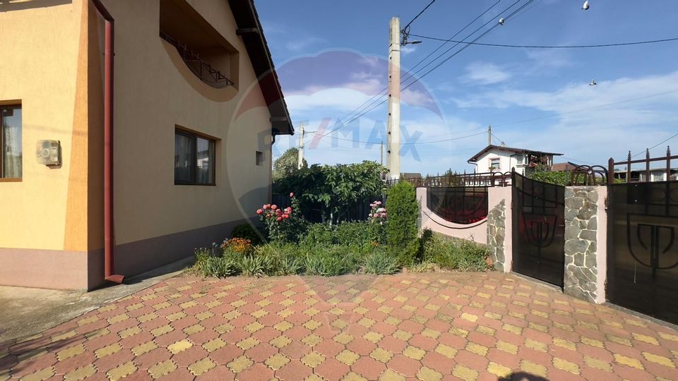 De vânzare 2 Corpuri de Casa si Teren 1388 mp in Geamăna, Bradu
