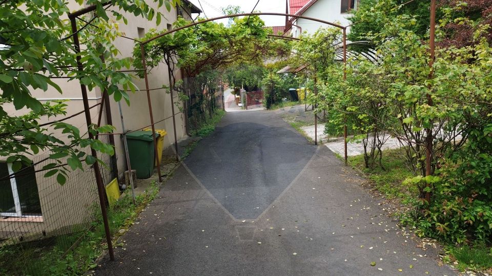 Casă de închiriat lângă parc – potrivită pentru centru / birouri