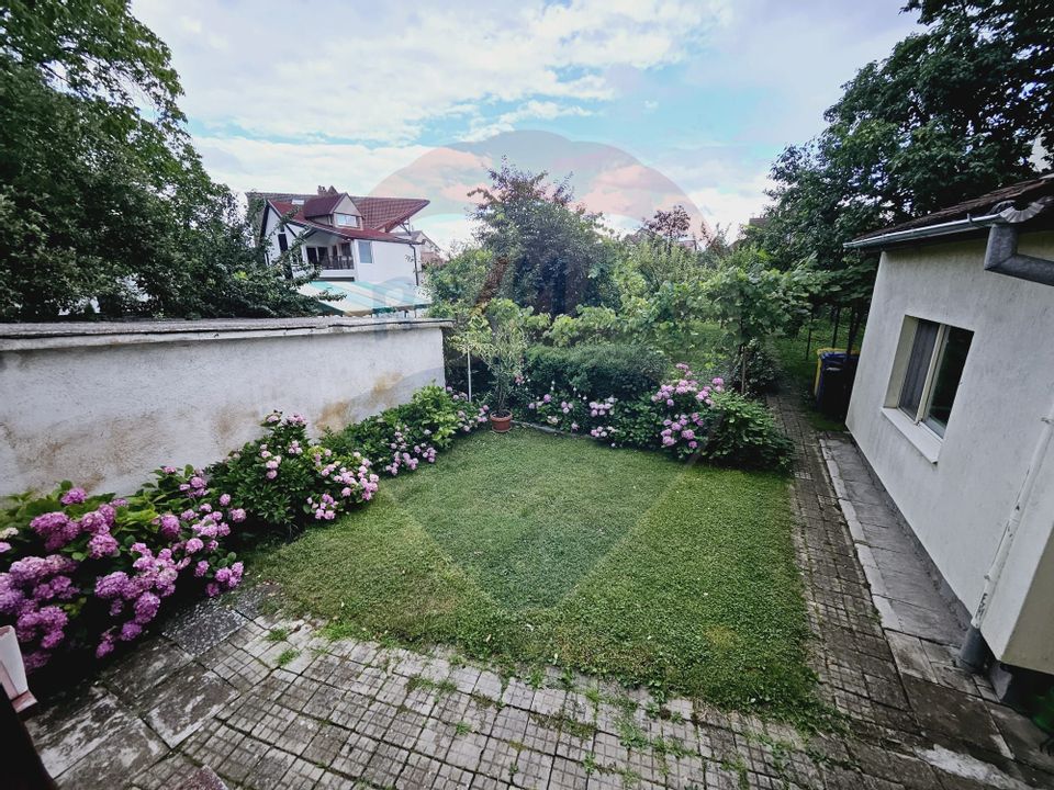 Casa cu 3 camere de închiriat si gradina, zona centrala