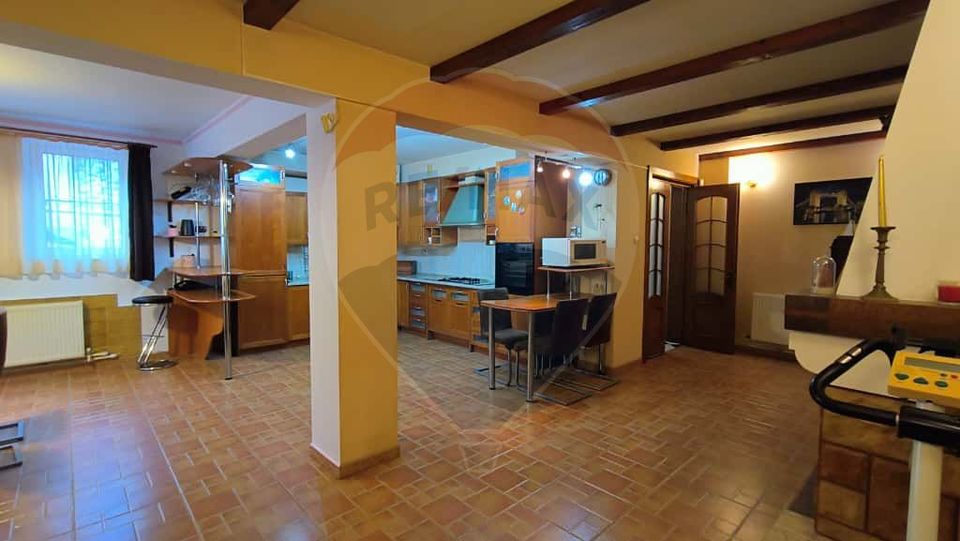 Casă cu piscină de vânzare în zona Piața Centrală Galați