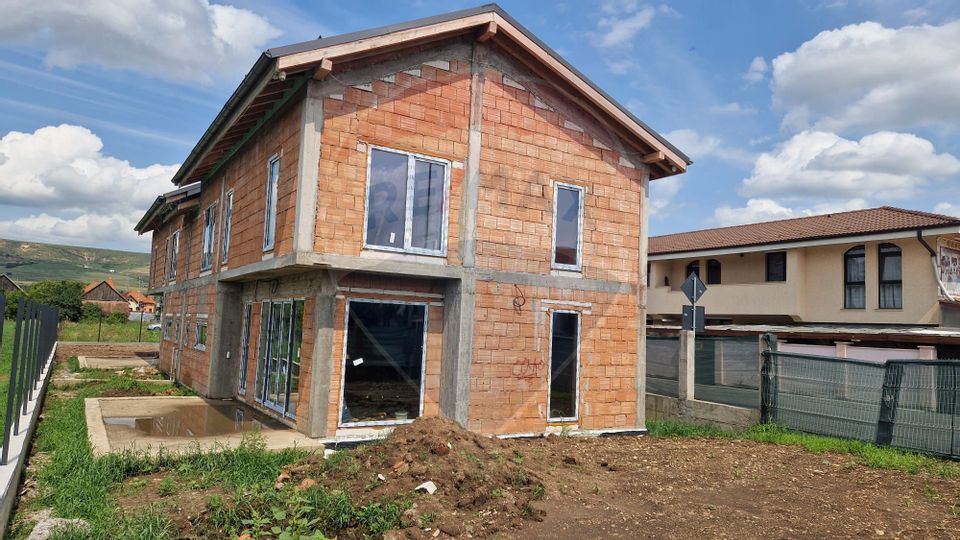 Casă / Vilă cu 4 camere de vânzare