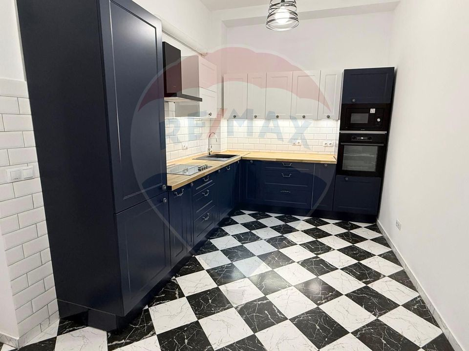 Apartament 4 camere, pe 2 niveluri si curte comuna în Centru