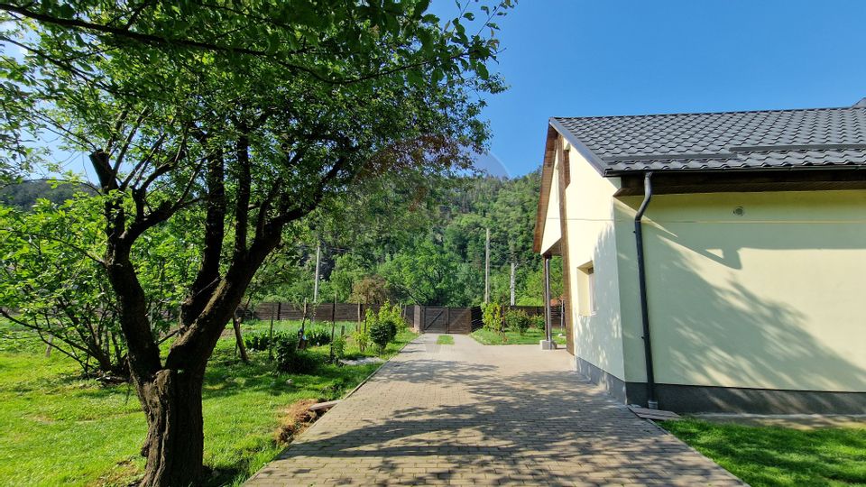 O casa  frumoasa cu 5 camere, teren 9000 mp - la 20 km Targul Jiu