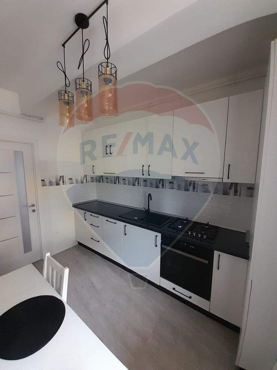 Apartament cu 3 camere de închiriat în zona Vest