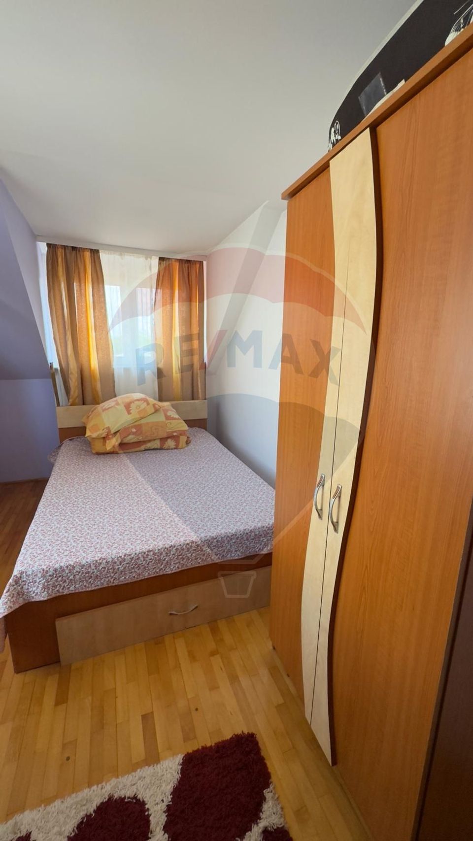De vânzare 2 Corpuri de Casa si Teren 1388 mp in Geamăna, Bradu