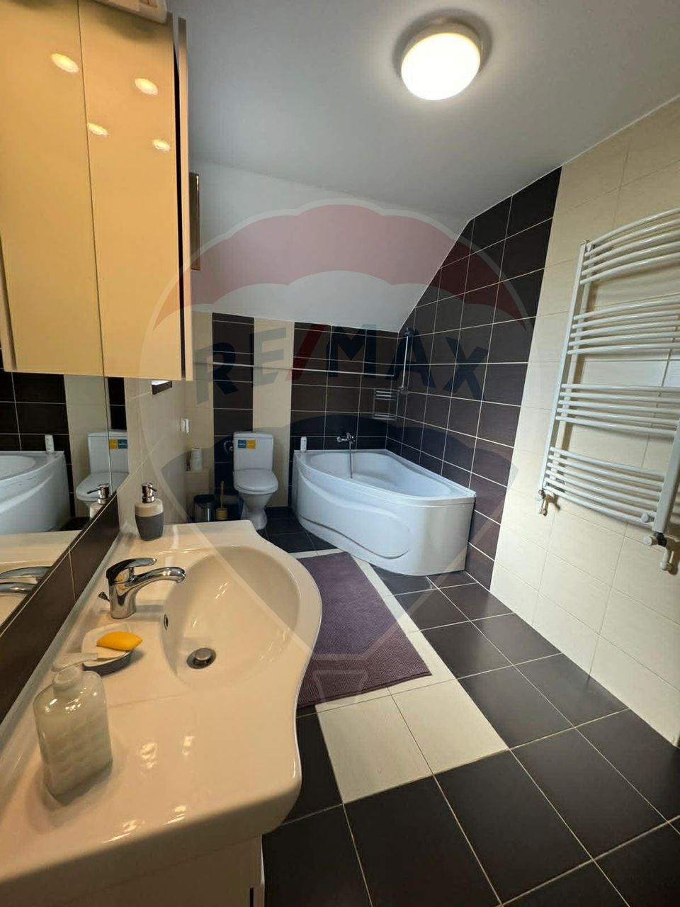 Spacious house / Villa with large yard for rent in Domnești