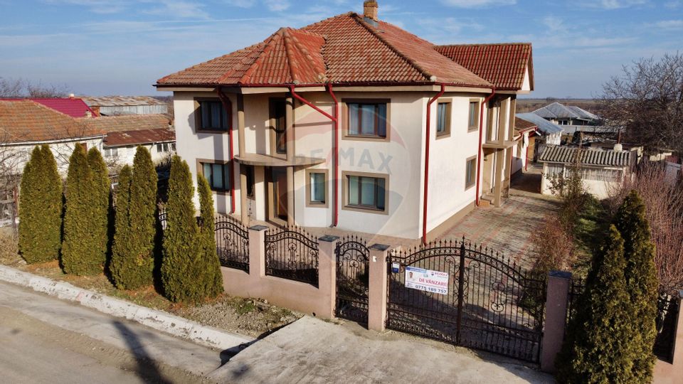 Casă / Vilă cu 11 camere de vânzare