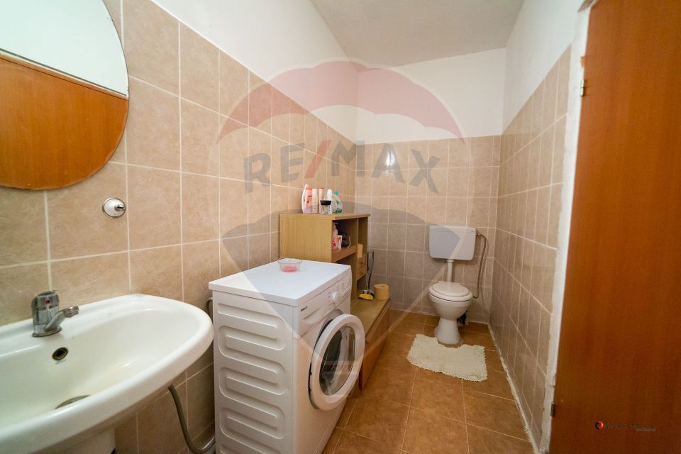 Imobil renovat, 2 apartamente, grădină și garaj – Turnu
