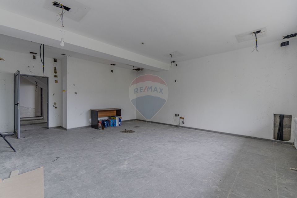 Cladire de 902 mp utili de vânzare, zona Grivitei - DN 13, COMISION 0