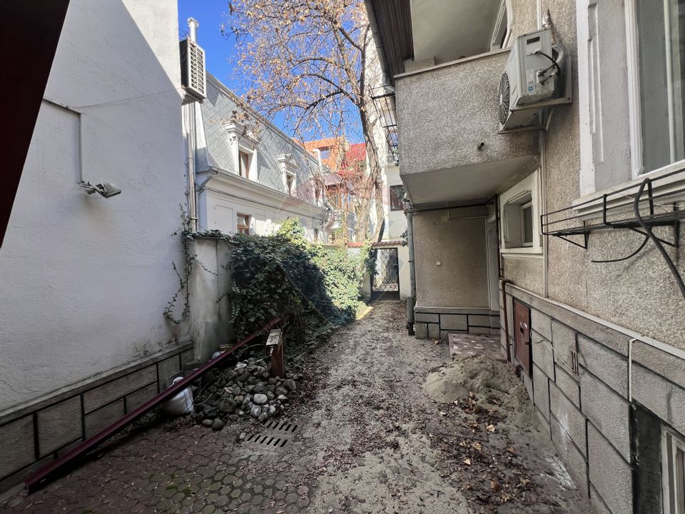 8 room House / Villa for sale, P-ta Romana area